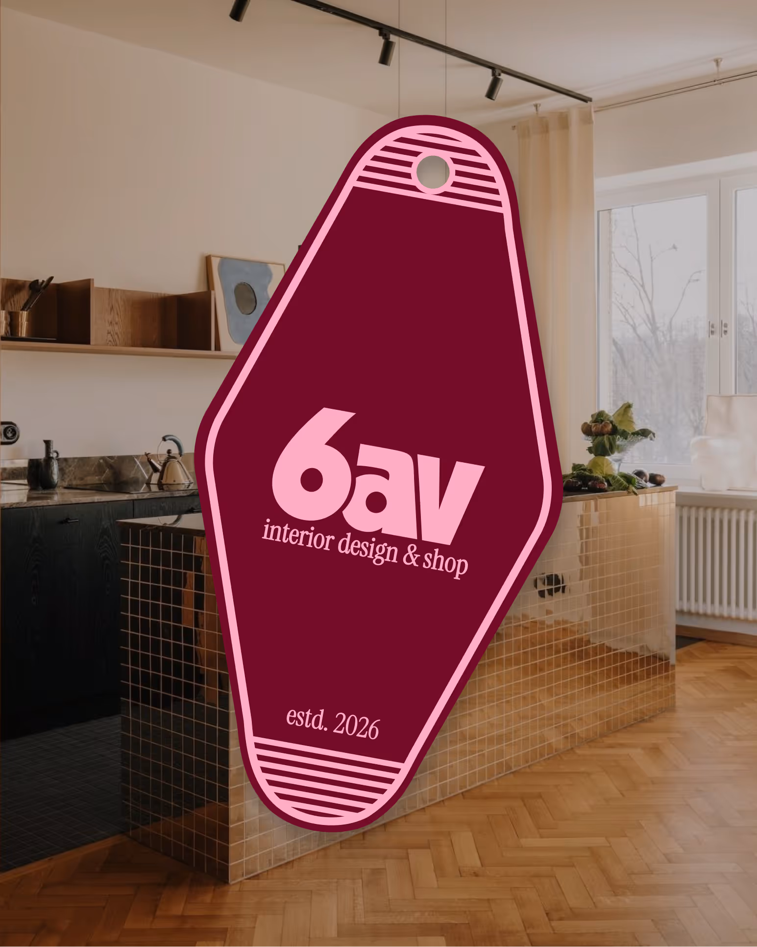 Exemple d'application de l'identité visuelle de 6 Avenue : Logo et slogan sous la forme d'un porte-clé d'hôtel