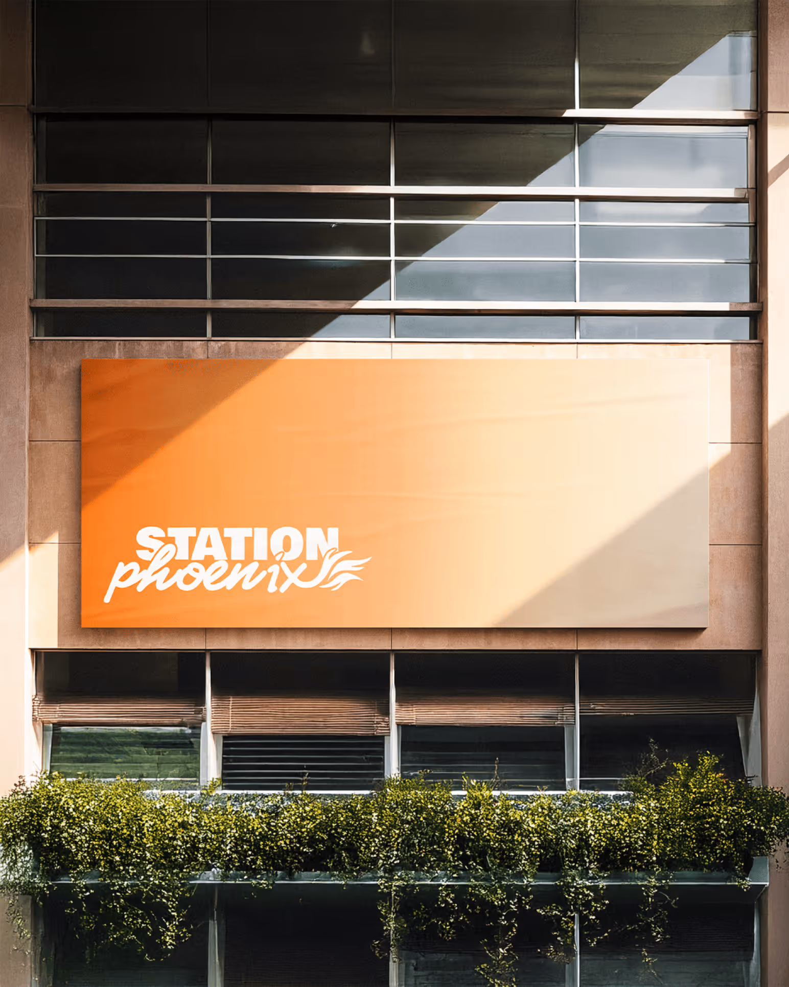 Exemple d'application de l'identité visuelle pour Station Phoenix : logo sur un panneau d'affichage