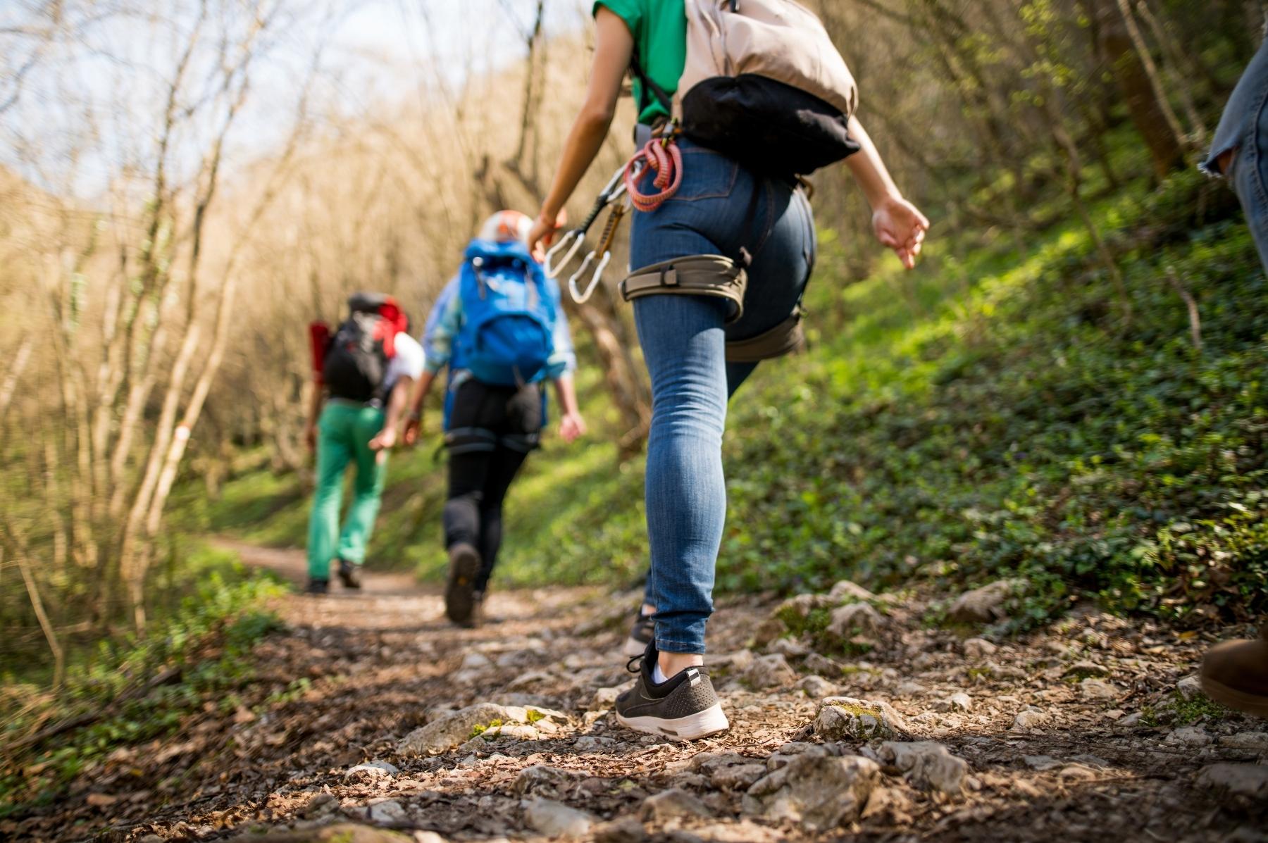 Groupe d'amis en balade sur un chemin bordé de vignes ou en bord de lac à Lausanne, lumière de fin d'après-midi, ambiance décontractée de fin d'été.