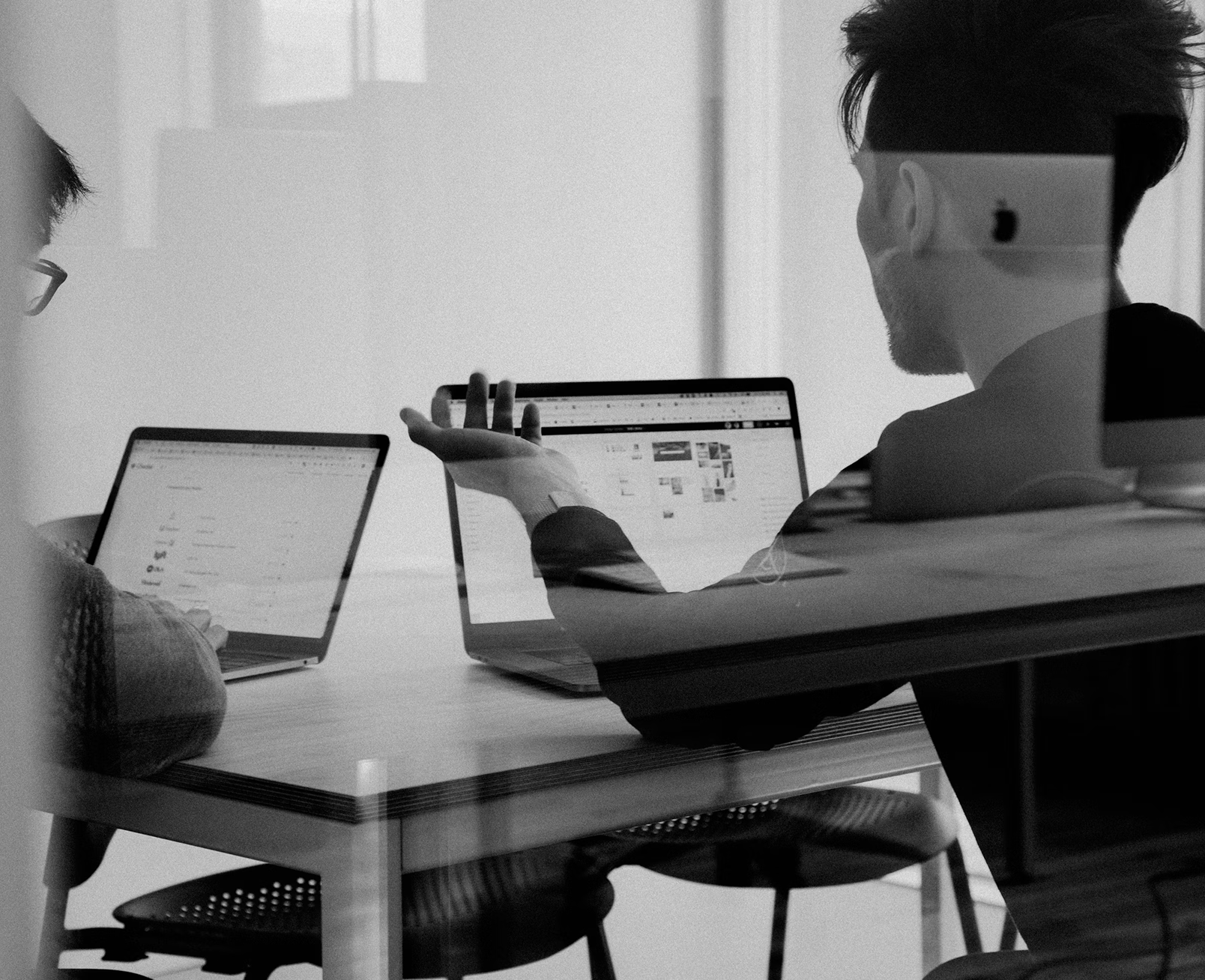 there're workers having a dicussion in a meeting room