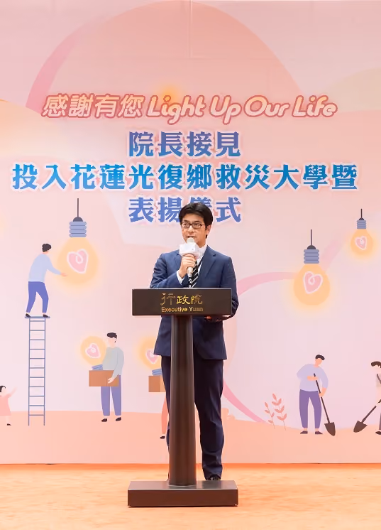 GM gives brief speech at award ceremony