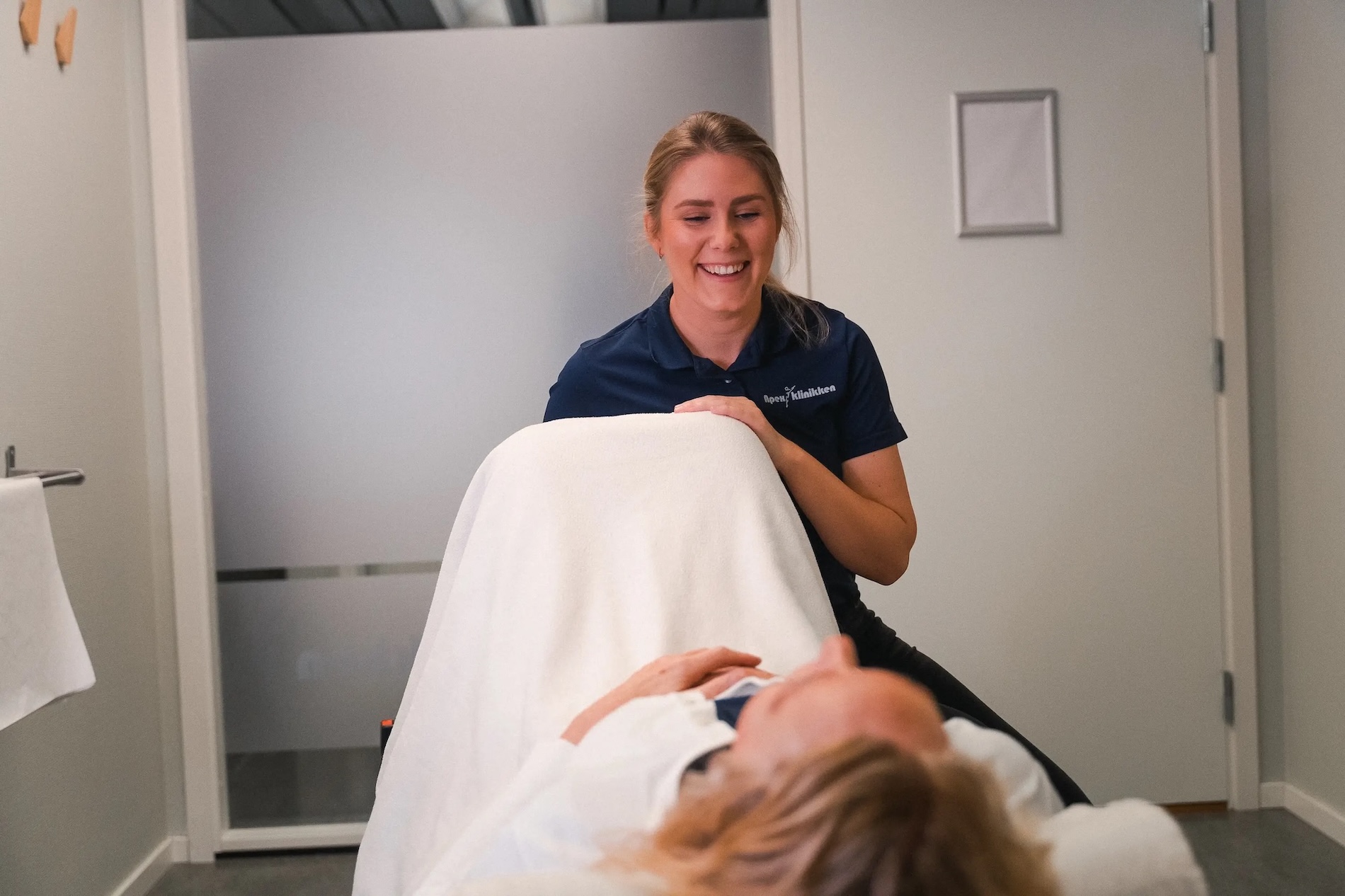 Fysioterapeut Monica undersøker pasient med bekkenbunnsmerter