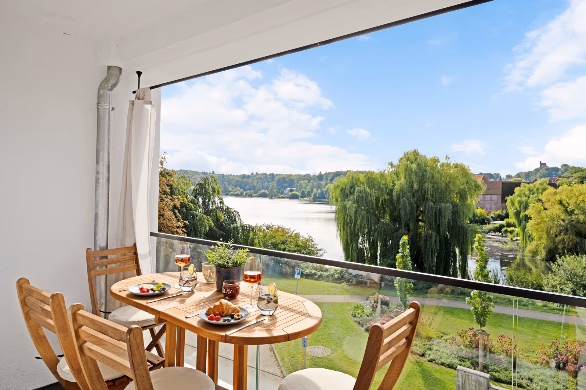 Stilvolles Wohnzimmer der Ferienwohnung Eisvogel mit Seeblick