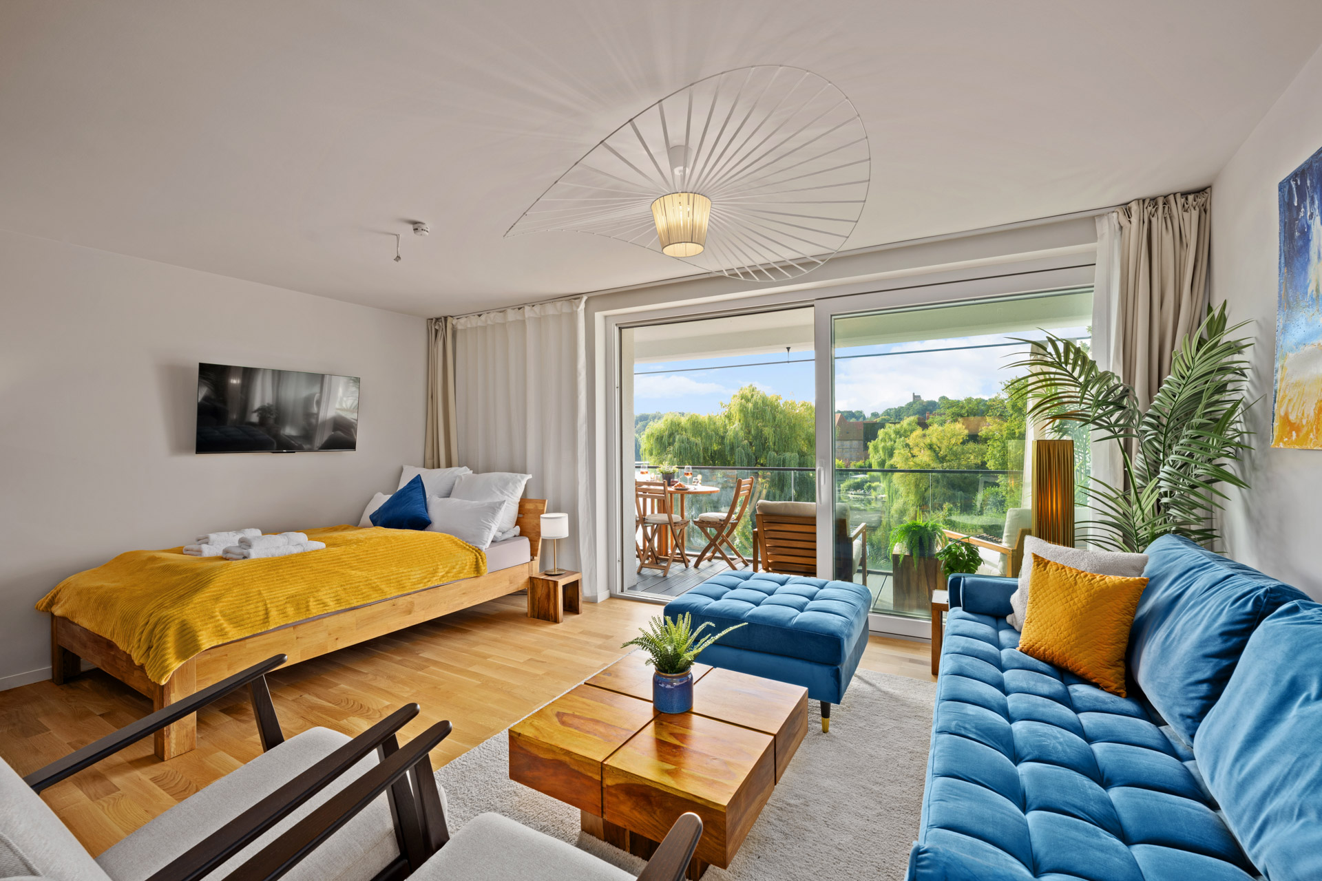 Wohn- und Schlafbereich der Ferienwohnung Eisvogel mit Balkon und Seeblick