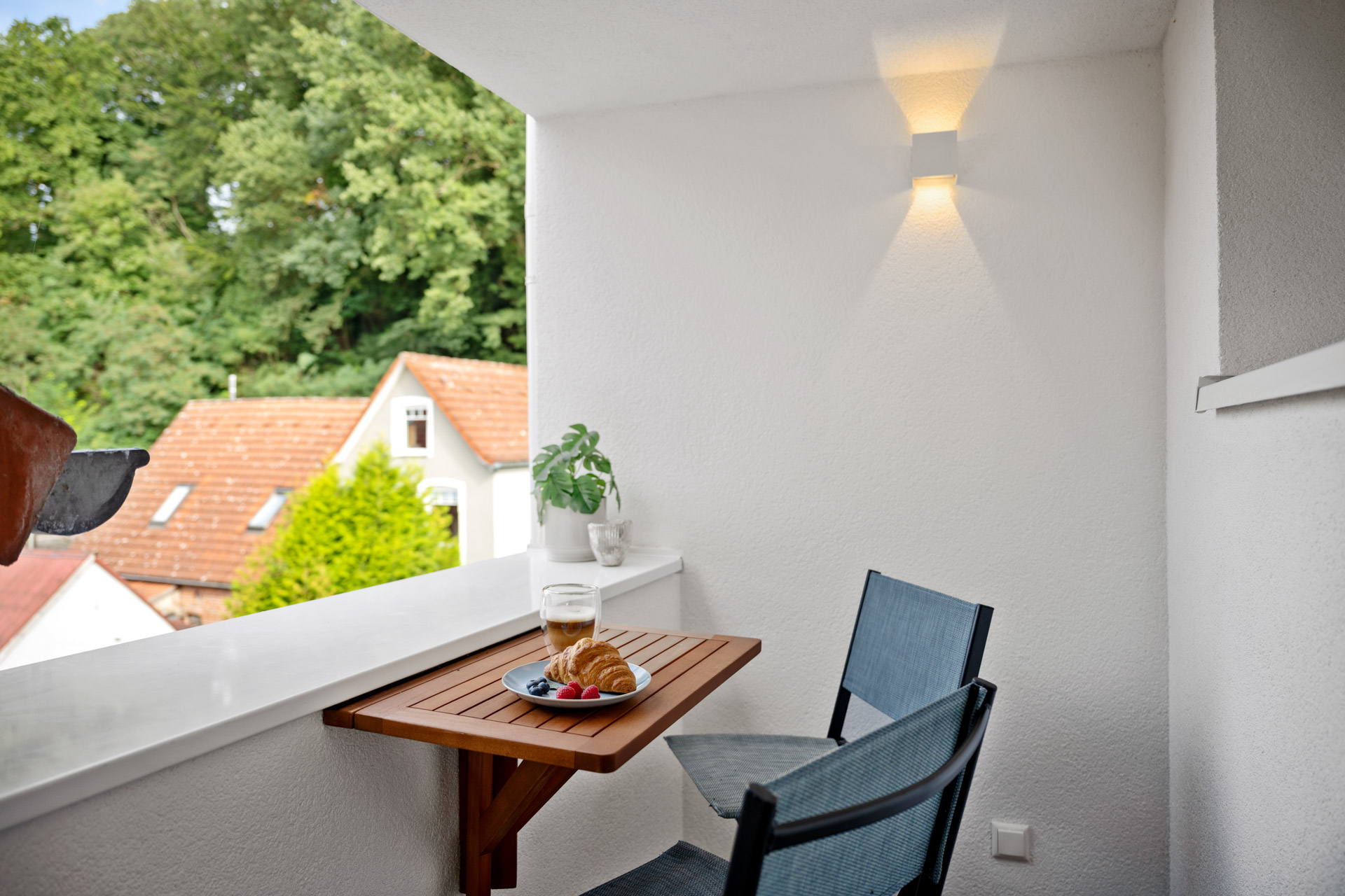 Balkon der Ferienwohnung Eisvogel mit Tisch und zwei Stühlen