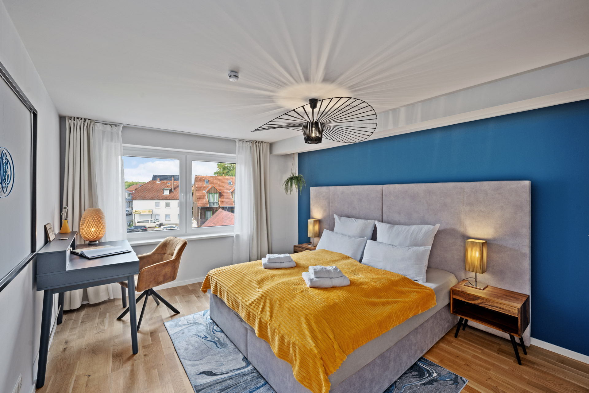 Boxspringbett der Ferienwohnung Eisvogel mit Arbeitsplatz am Fenster