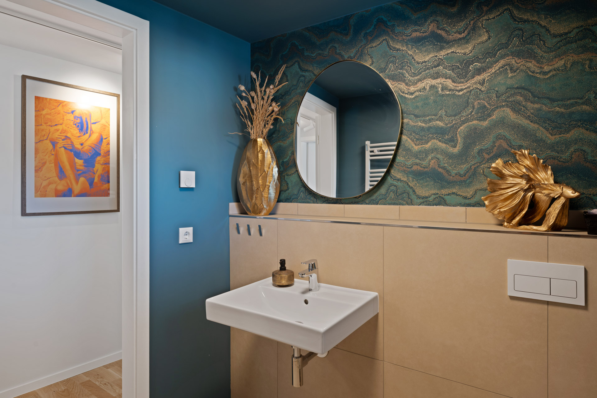Waschbecken und WC im Badezimmer der Ferienwohnung Eisvogel