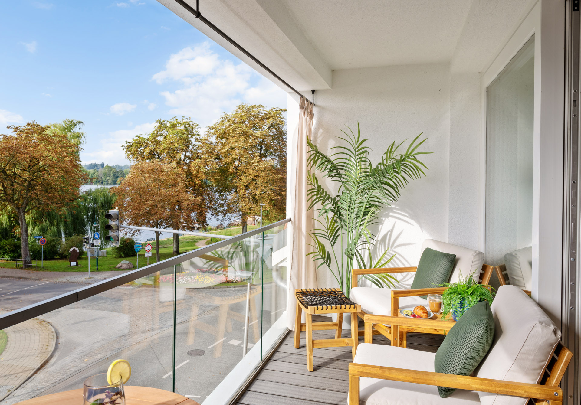 Balkon der Ferienwohnung Eisvogel mit Sitzgruppe und Blick ins Grüne