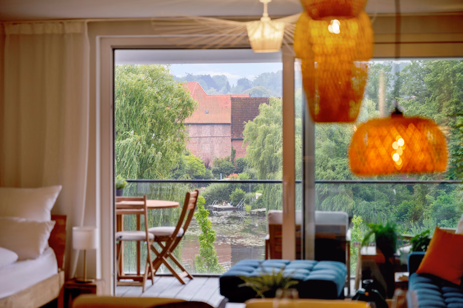 Wohnbereich der Ferienwohnung Eisvogel mit Blick auf den Möllner Stadtsee