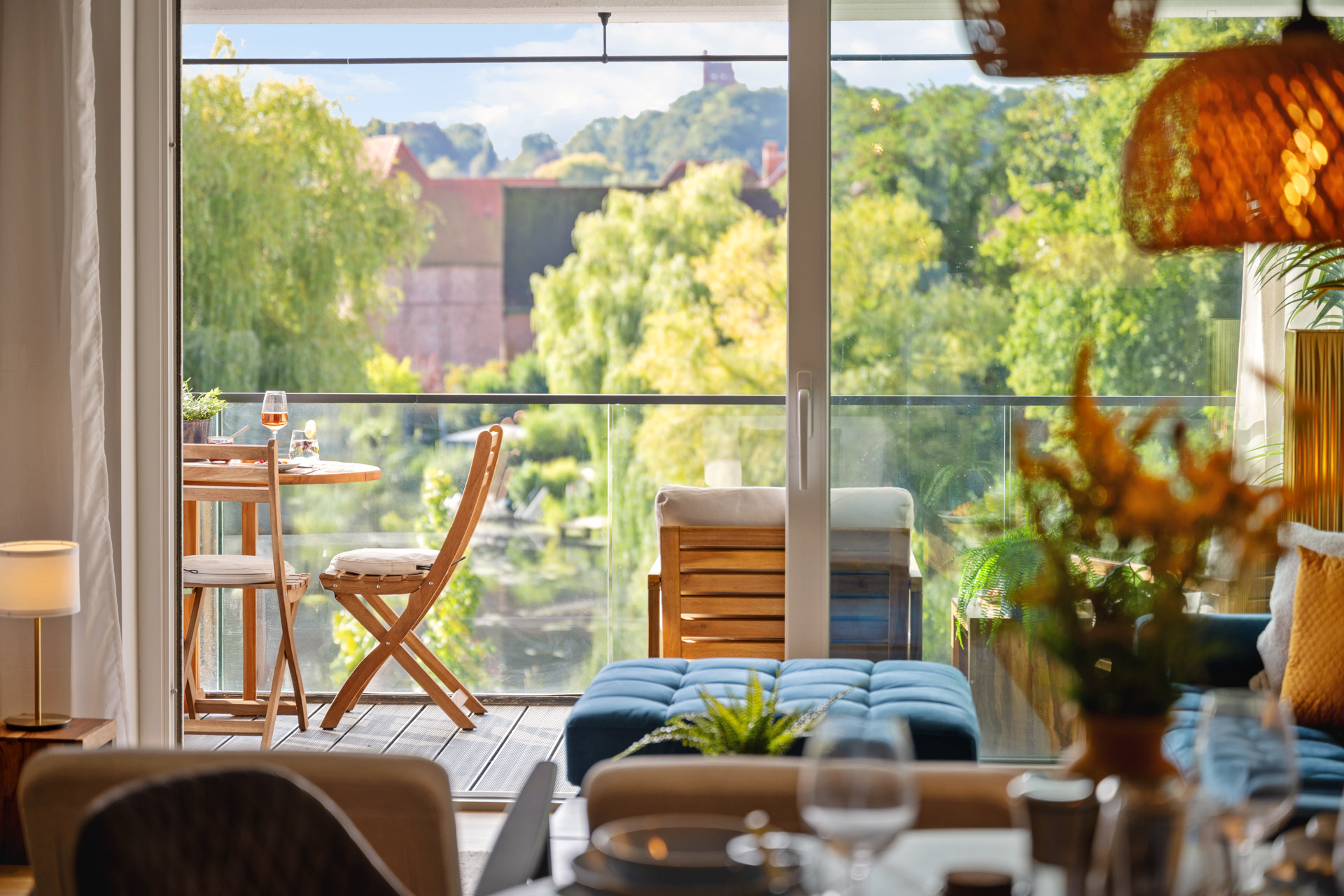 Blick vom Wohnbereich der Ferienwohnung Eisvogel auf den Balkon