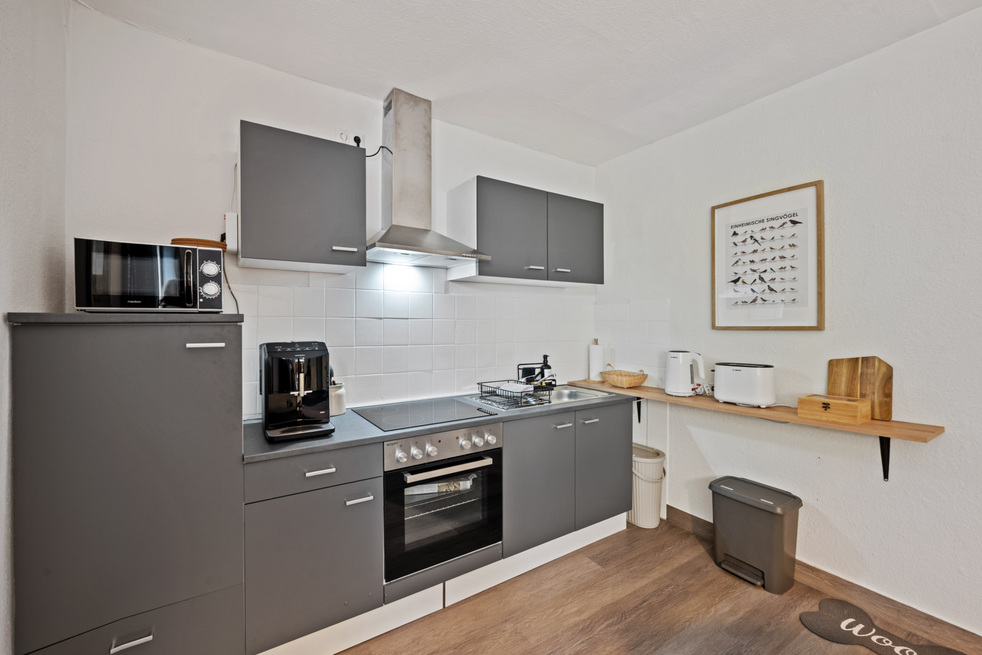 Küche der Ferienwohnung Sperling mit Herd, Backofen und Kaffeevollautomat