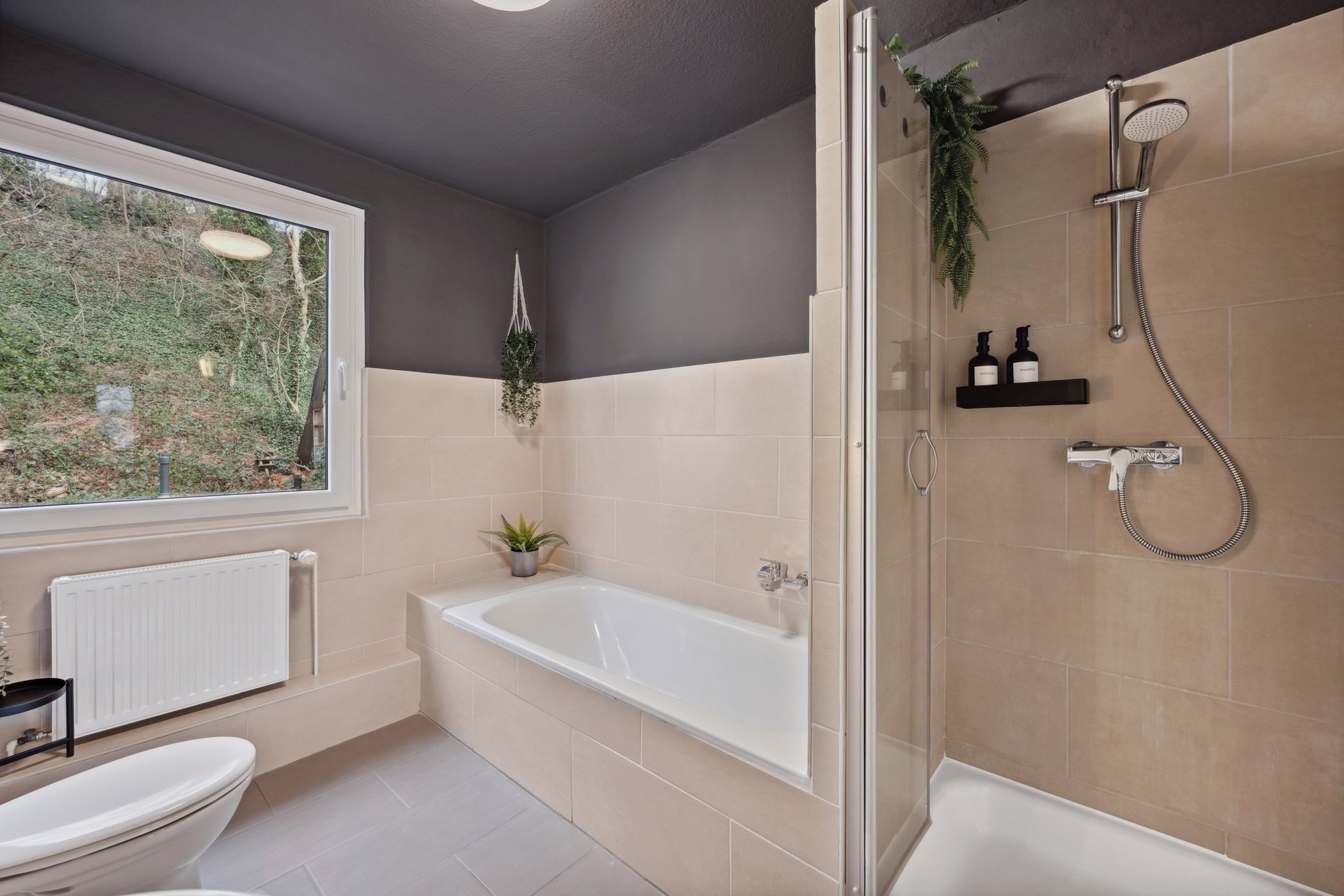 Badezimmer der Ferienwohnung Sperling mit Badewanne und Dusche