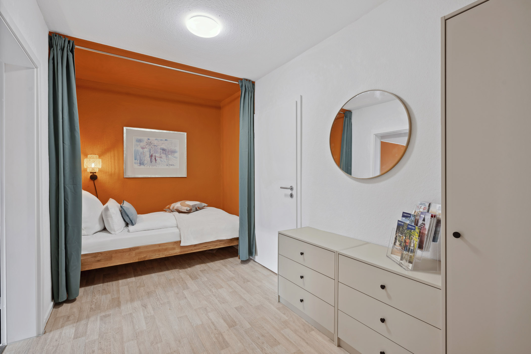 Schlafnische der Ferienwohnung Sperling mit Einzelbett und Kommode