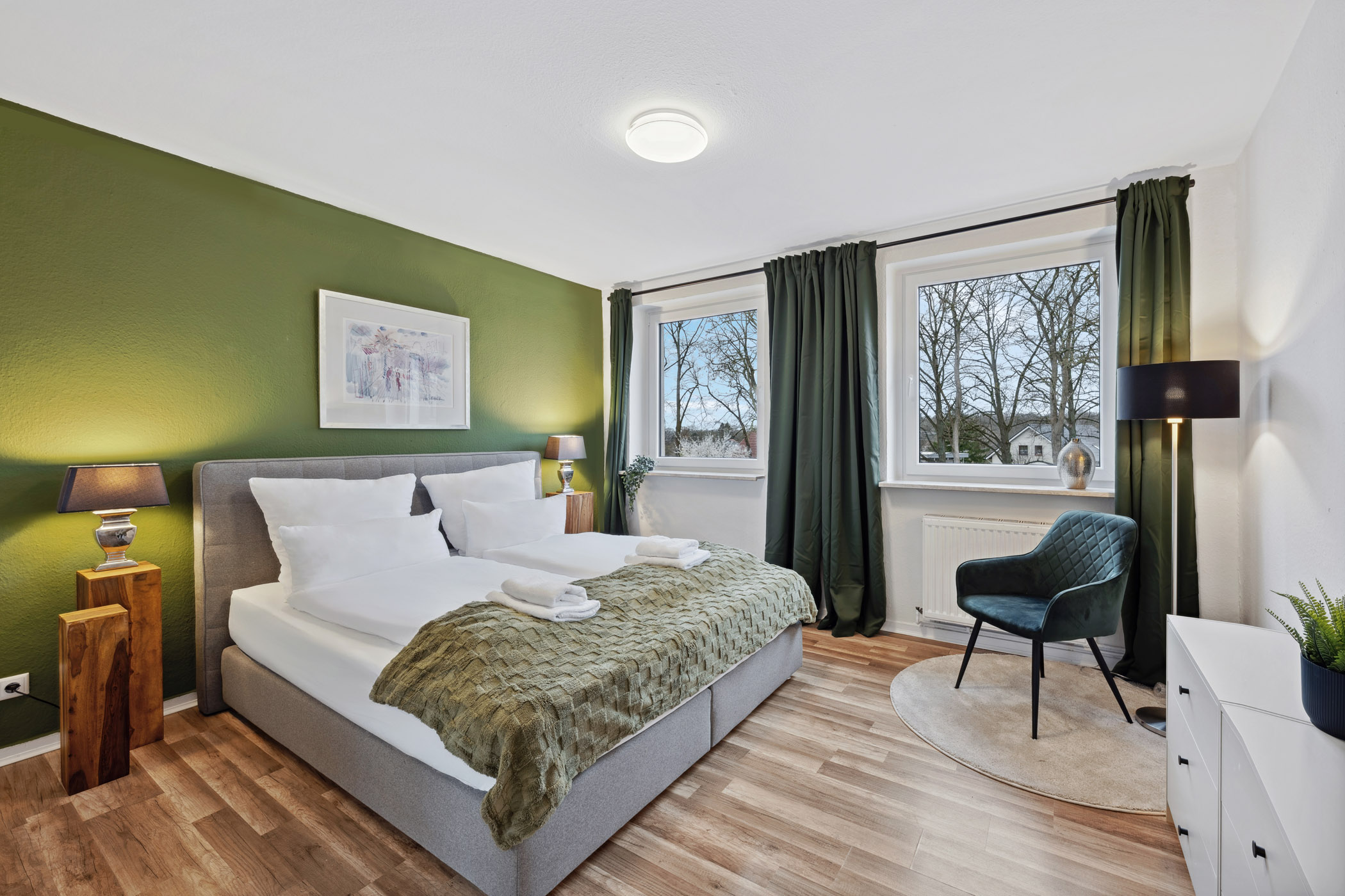 Schlafzimmer der Ferienwohnung Sperling mit Doppelbett und Blick ins Grüne