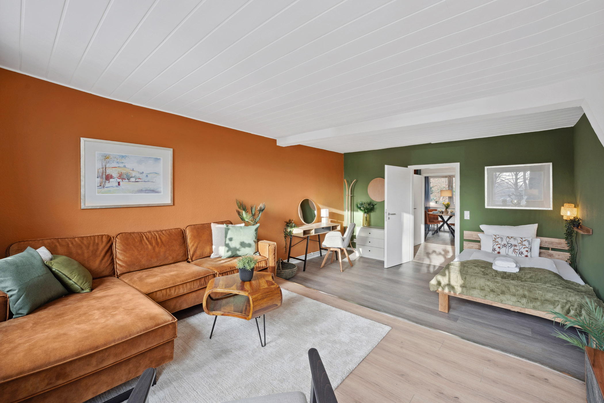 Wohn- und Schlafbereich der Ferienwohnung Sperling mit Sofa und Einzelbett