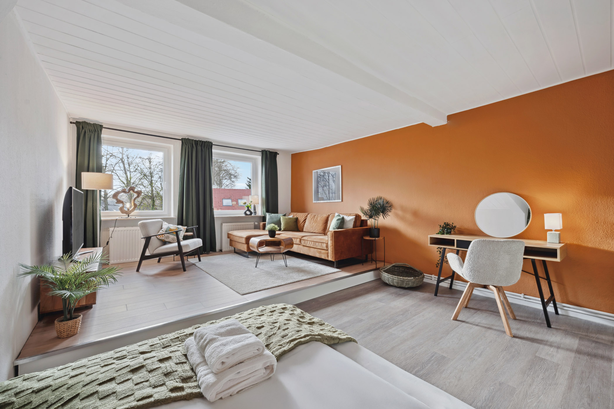 Wohn- und Schlafbereich der Ferienwohnung Sperling mit Ecksofa und Doppelbett