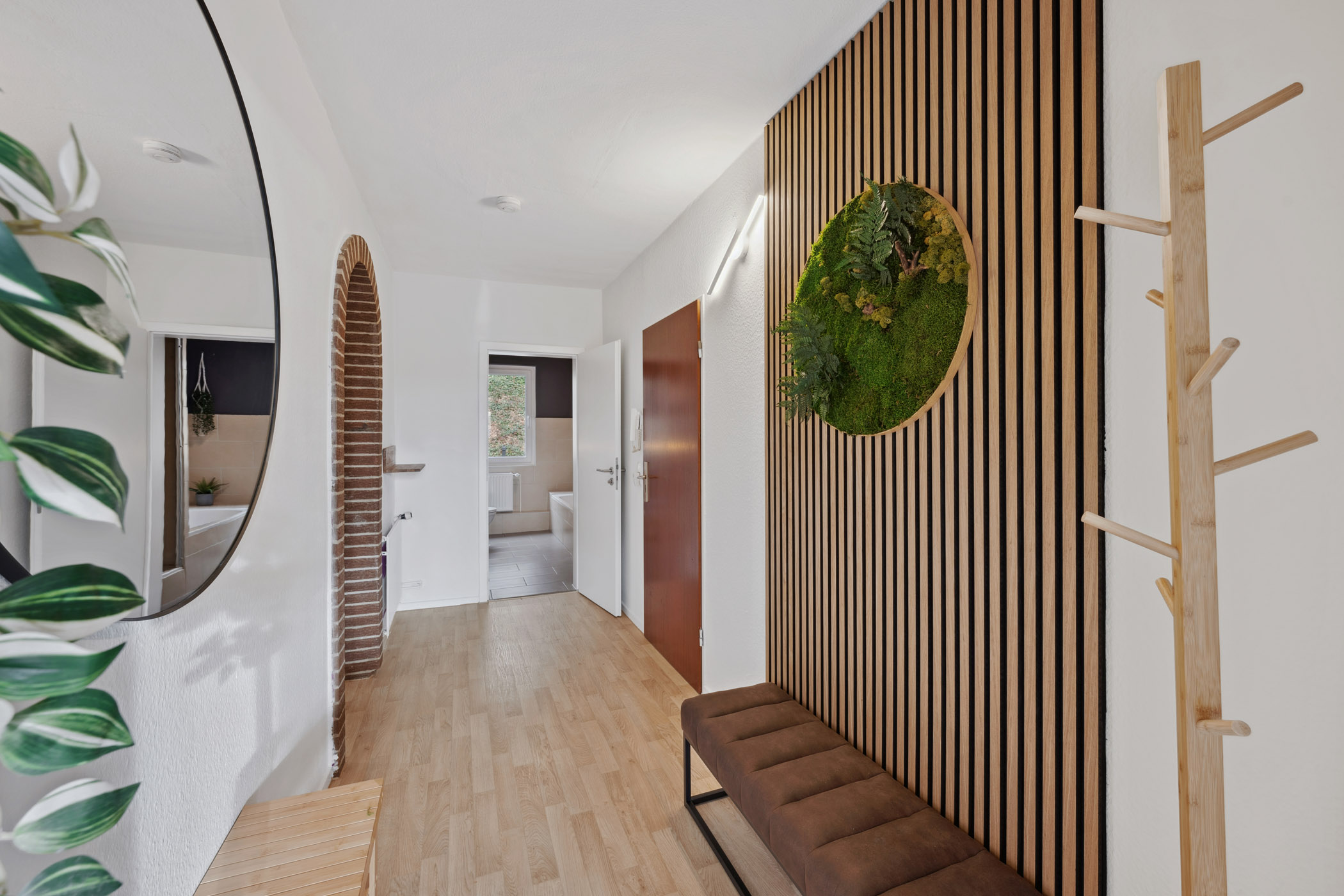 Flur der Ferienwohnung Sperling mit Garderobe und Holzlamellenwand