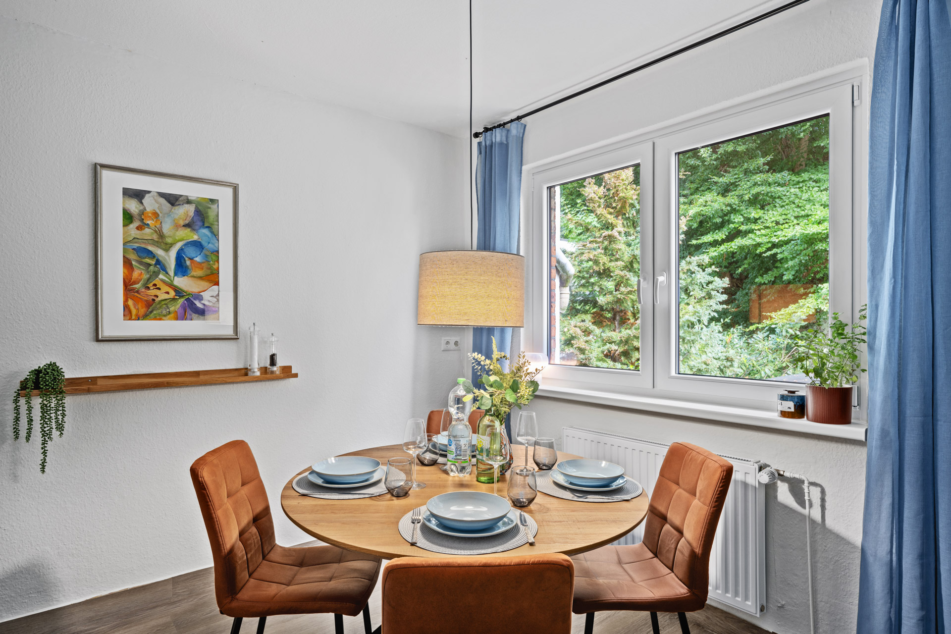 Essplatz der Ferienwohnung Sperling mit gedecktem Tisch am Fenster