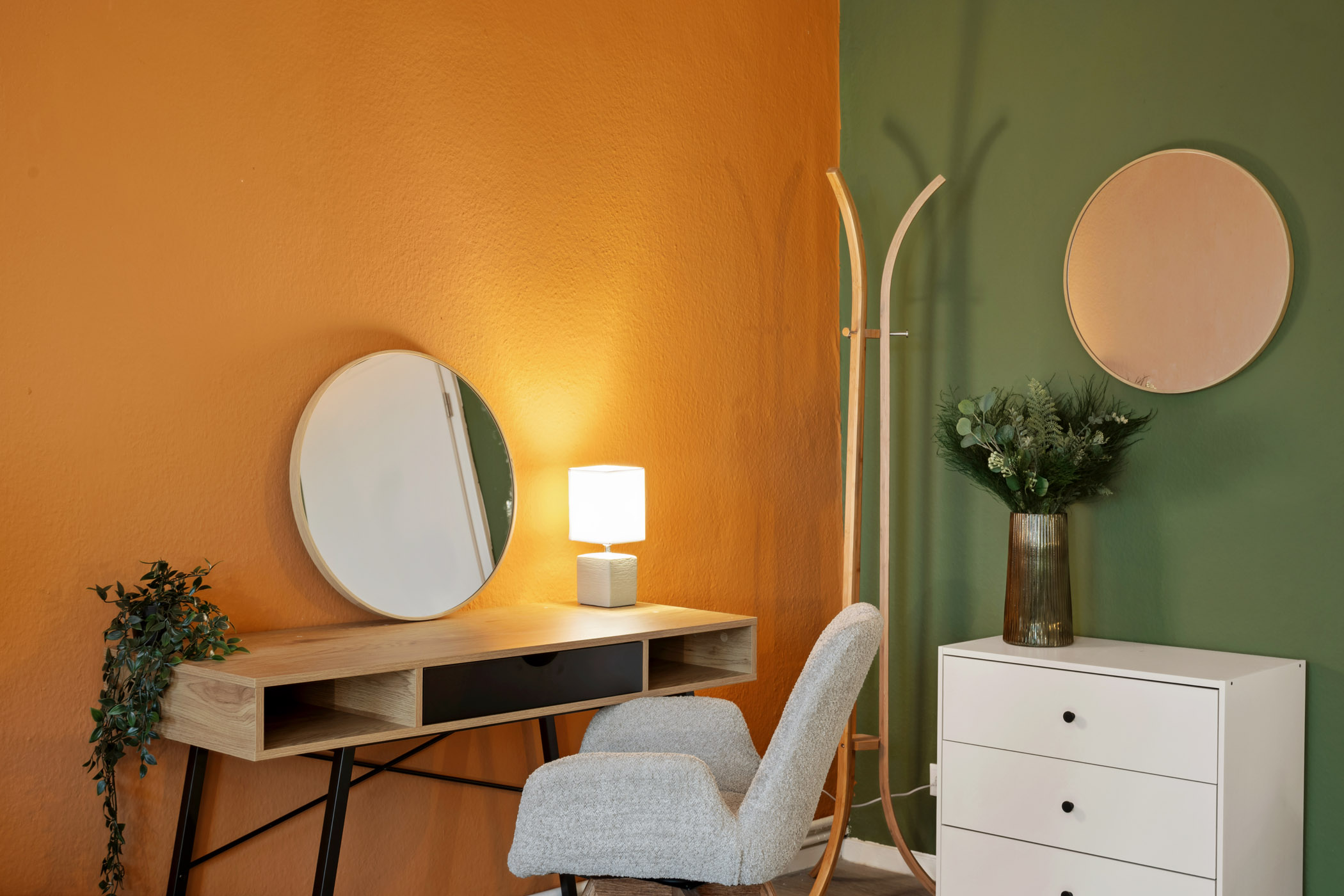 Schreibtisch mit Spiegel im Schlafzimmer der Ferienwohnung Sperling