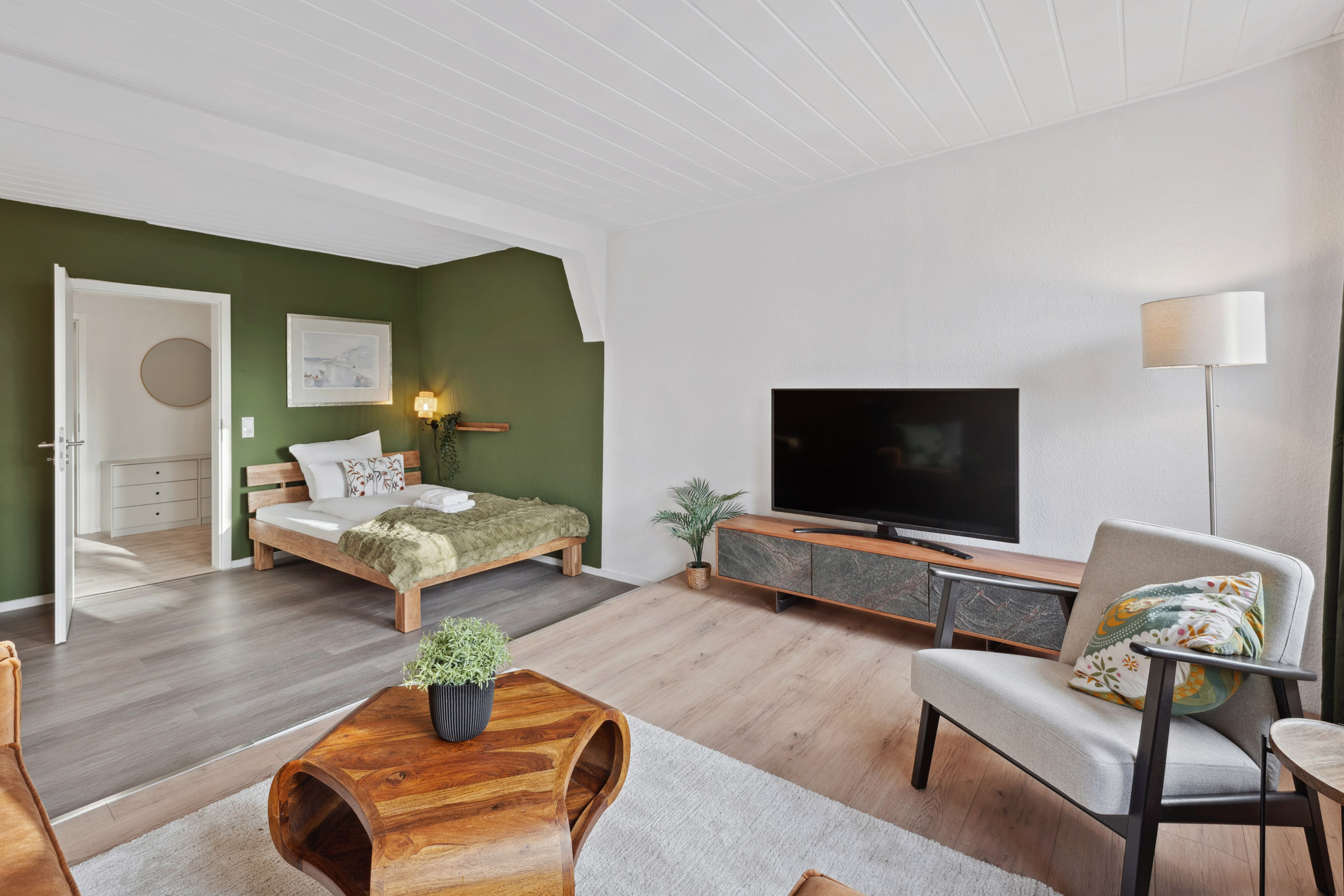 Wohnzimmer der Ferienwohnung Sperling mit Smart-TV und Sessel