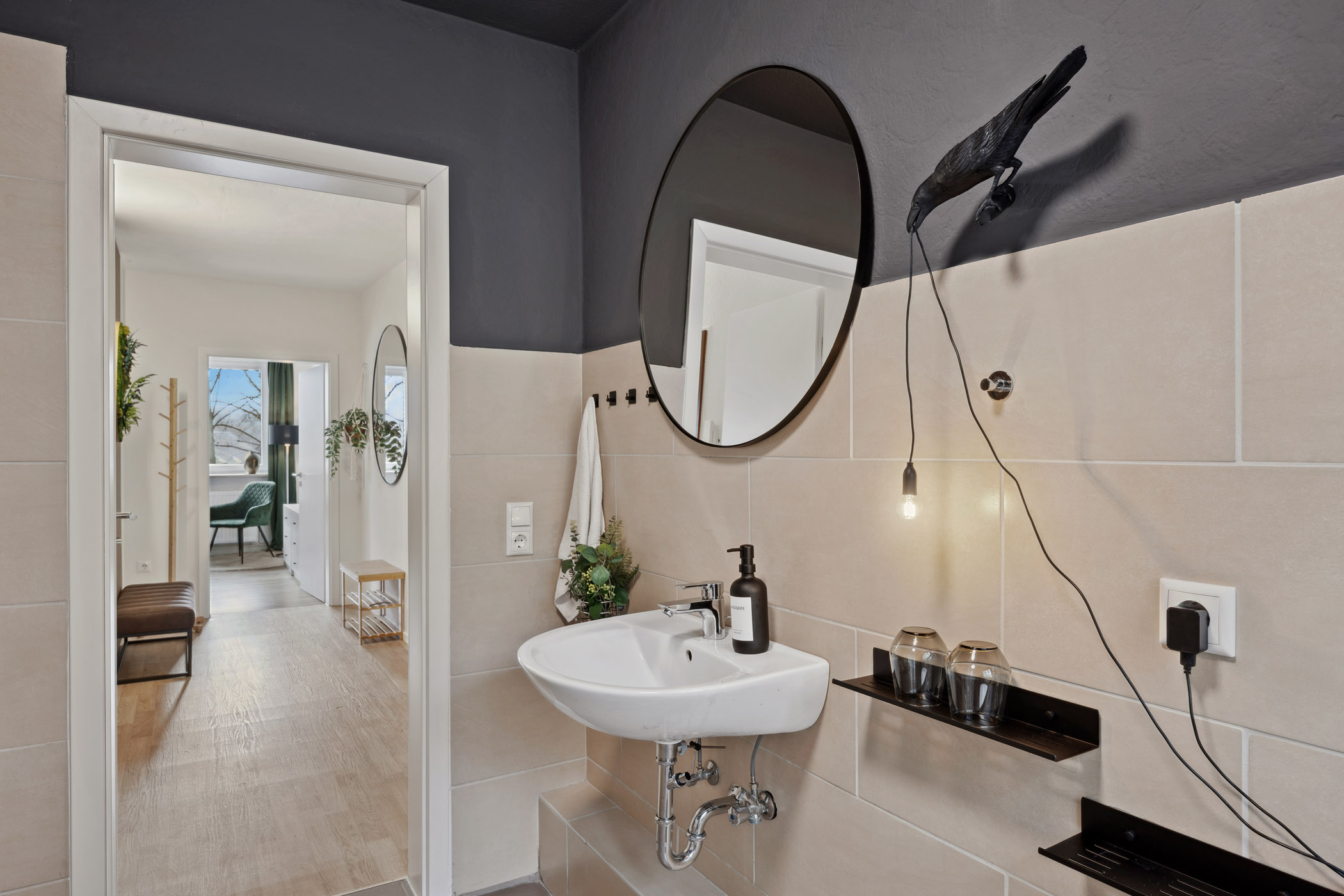 Waschbecken und Spiegel im Badezimmer der Ferienwohnung Sperling