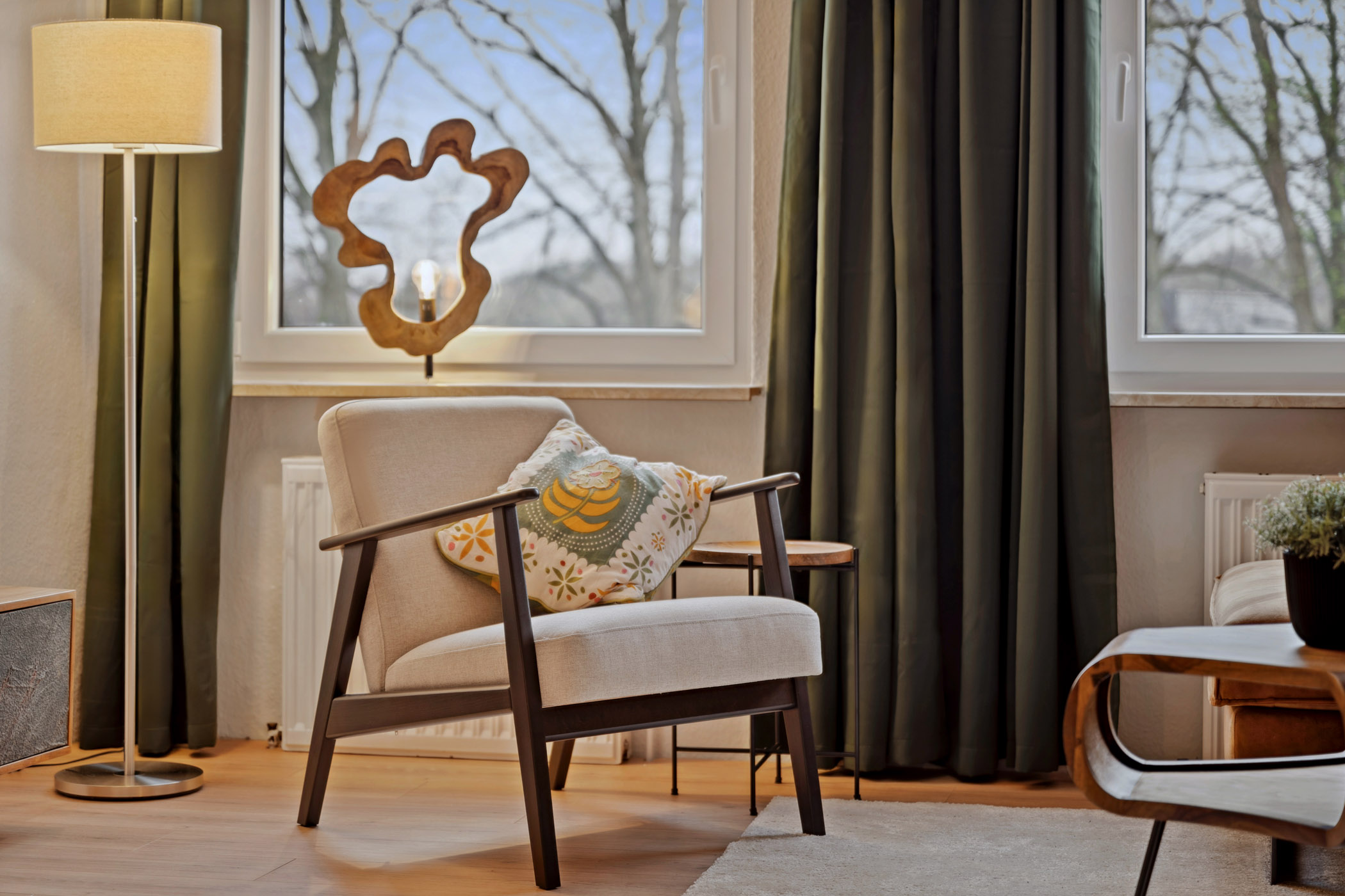 Sessel und Leselampe am Fenster der Ferienwohnung Sperling
