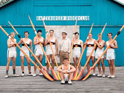 Ensemble von ADAMS ACHT mit Rudern vor dem Ratzeburger Ruderclub