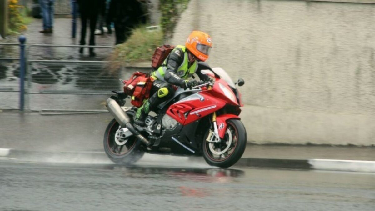John sur sa moto, sous la pluie