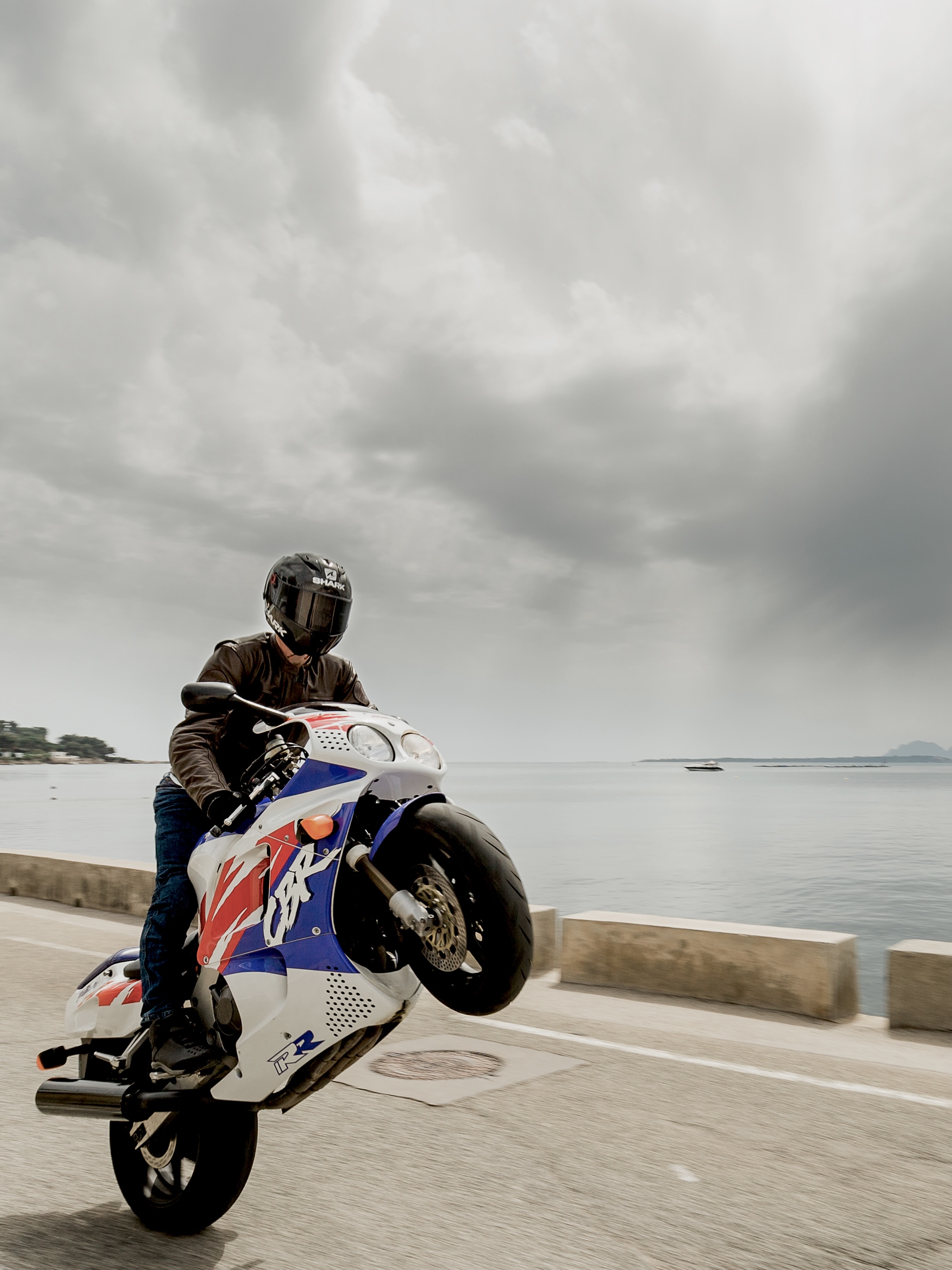 Honda CBR 900 RR en wheeling