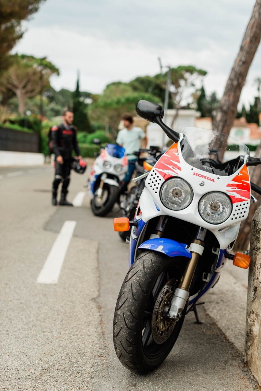 Honda CBR 900 RR sur le bord de la route