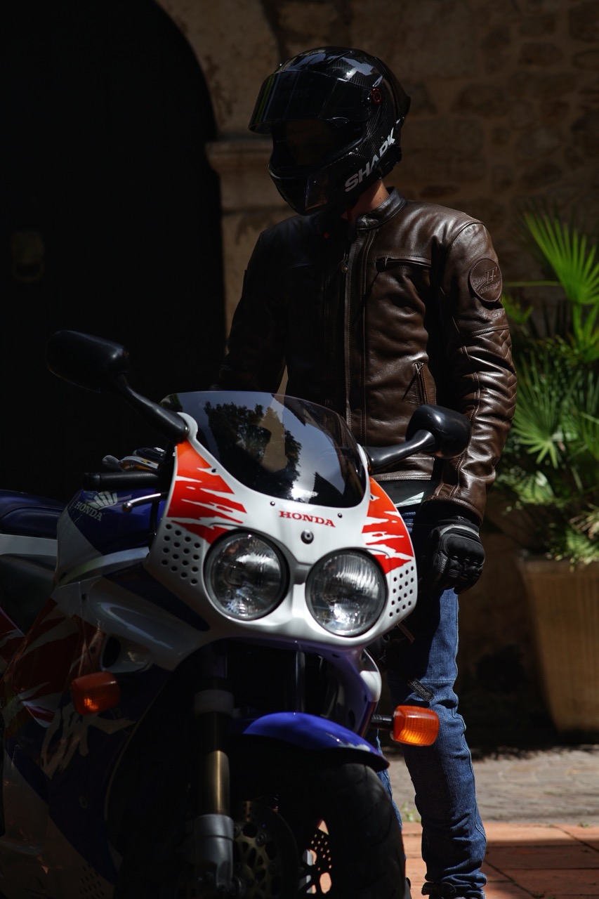 Honda CBR 900 RR et son pilote à côté 