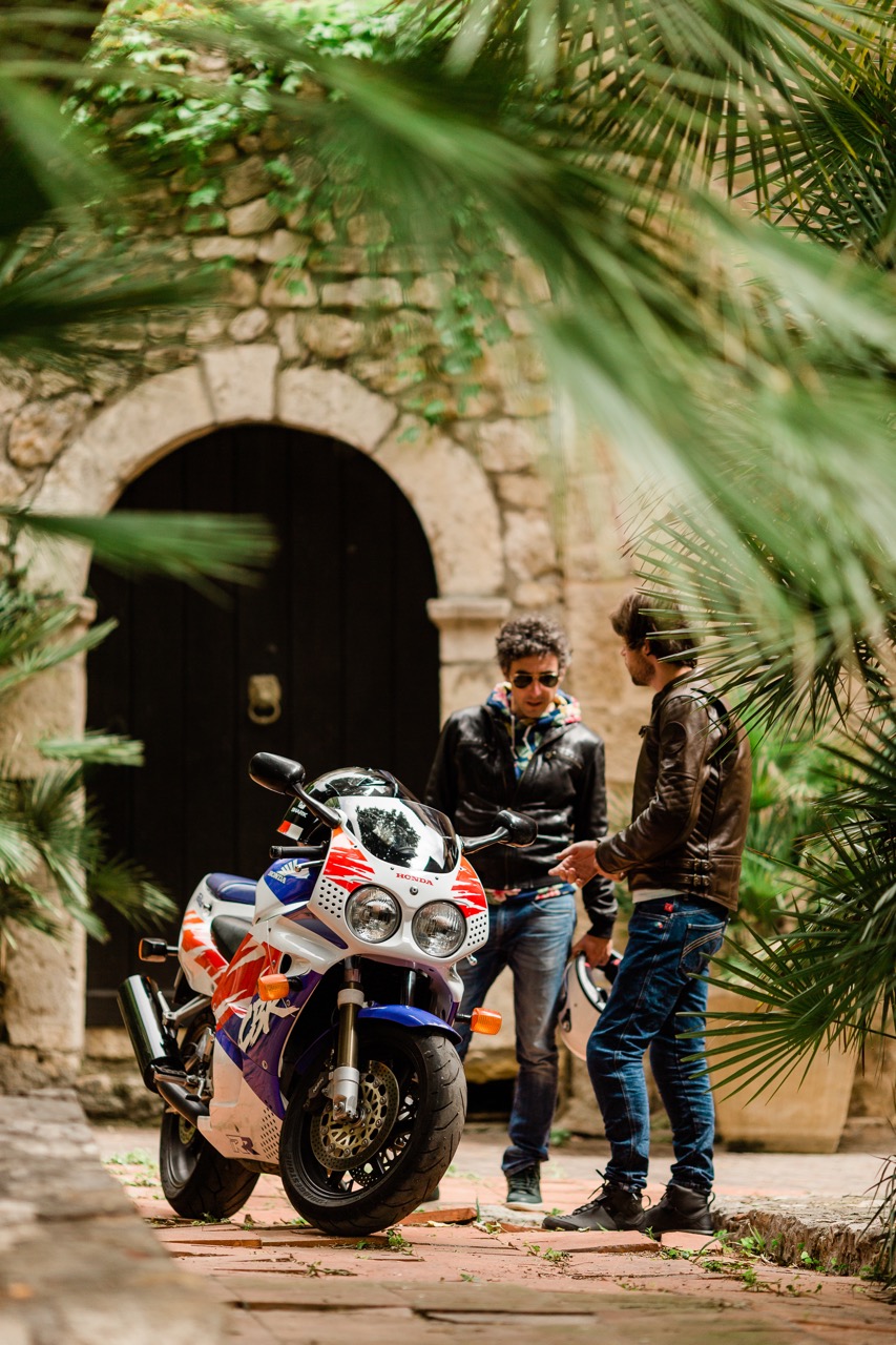 Honda CBR 900 RR avec deux hommes qui discutent 