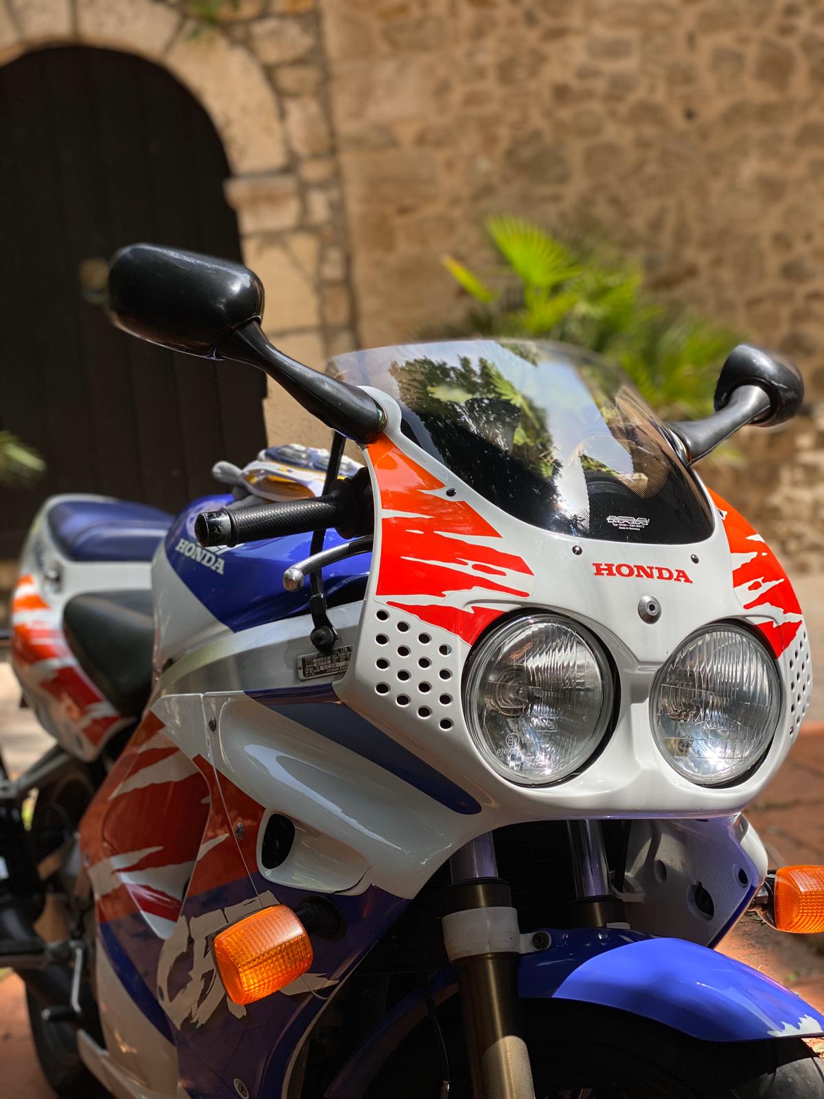 Face avant de la Honda CBR 900 RR