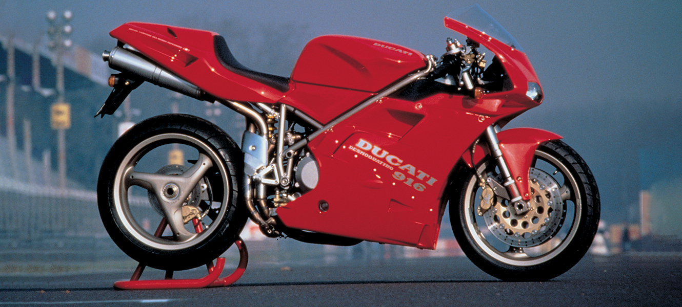Ducati 916 vue de côté sur béquille de stand