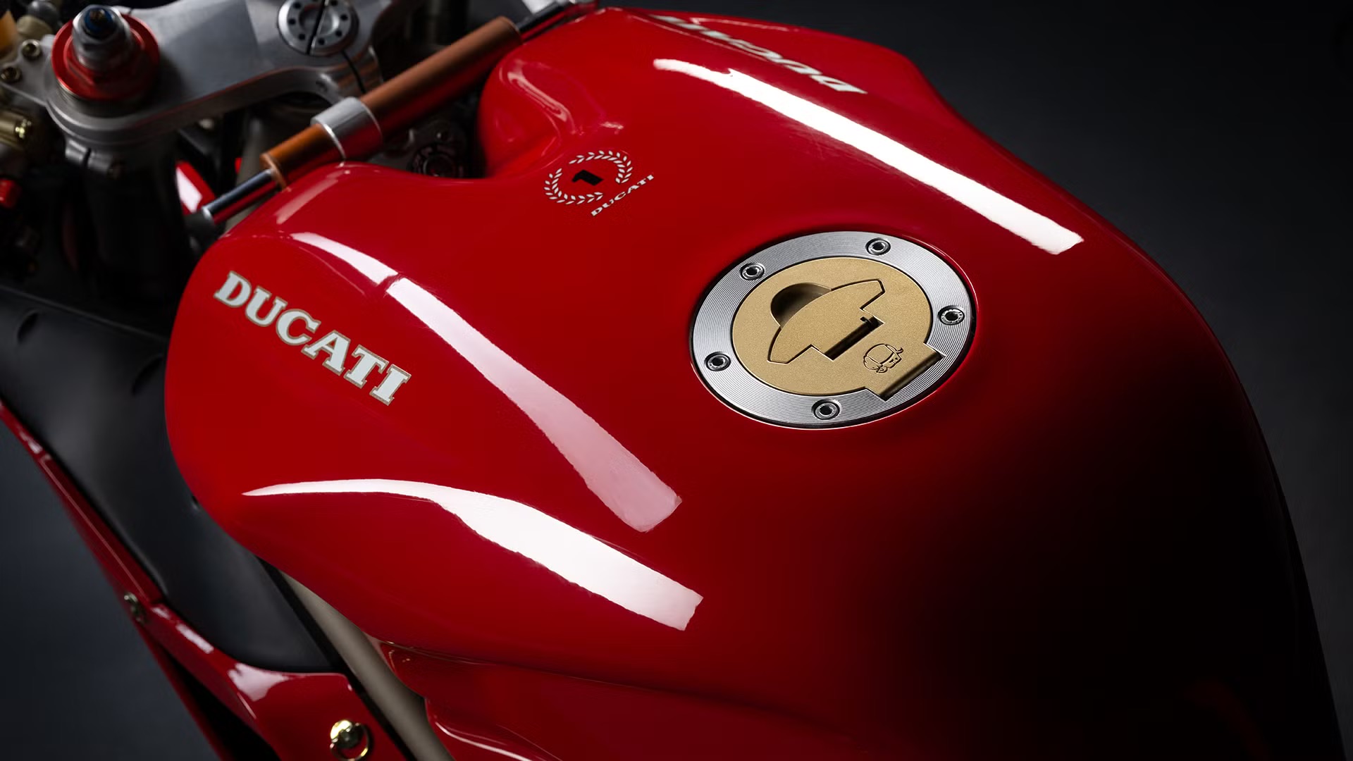Réservoir de la Ducati 916 vue de côté