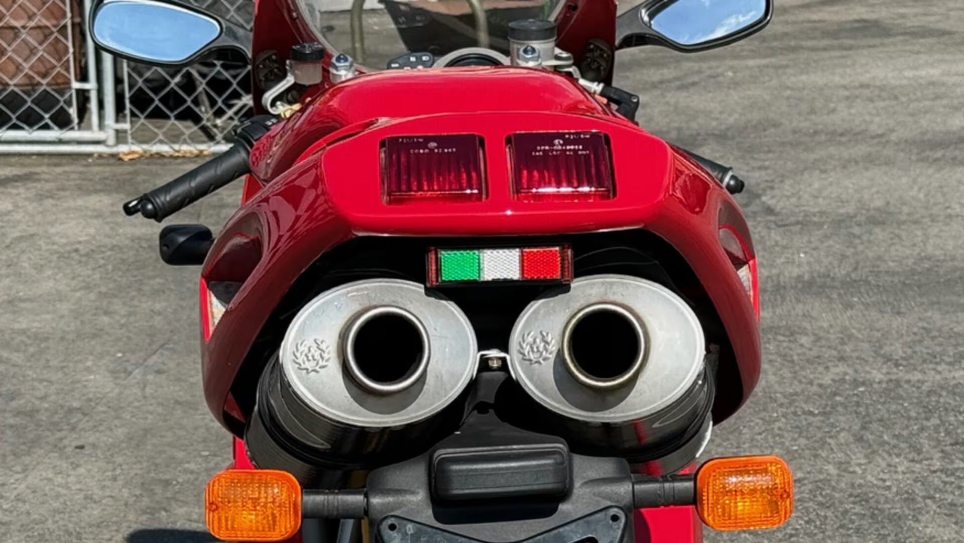 Pots d'échappement de la Ducati 916 vue de côté