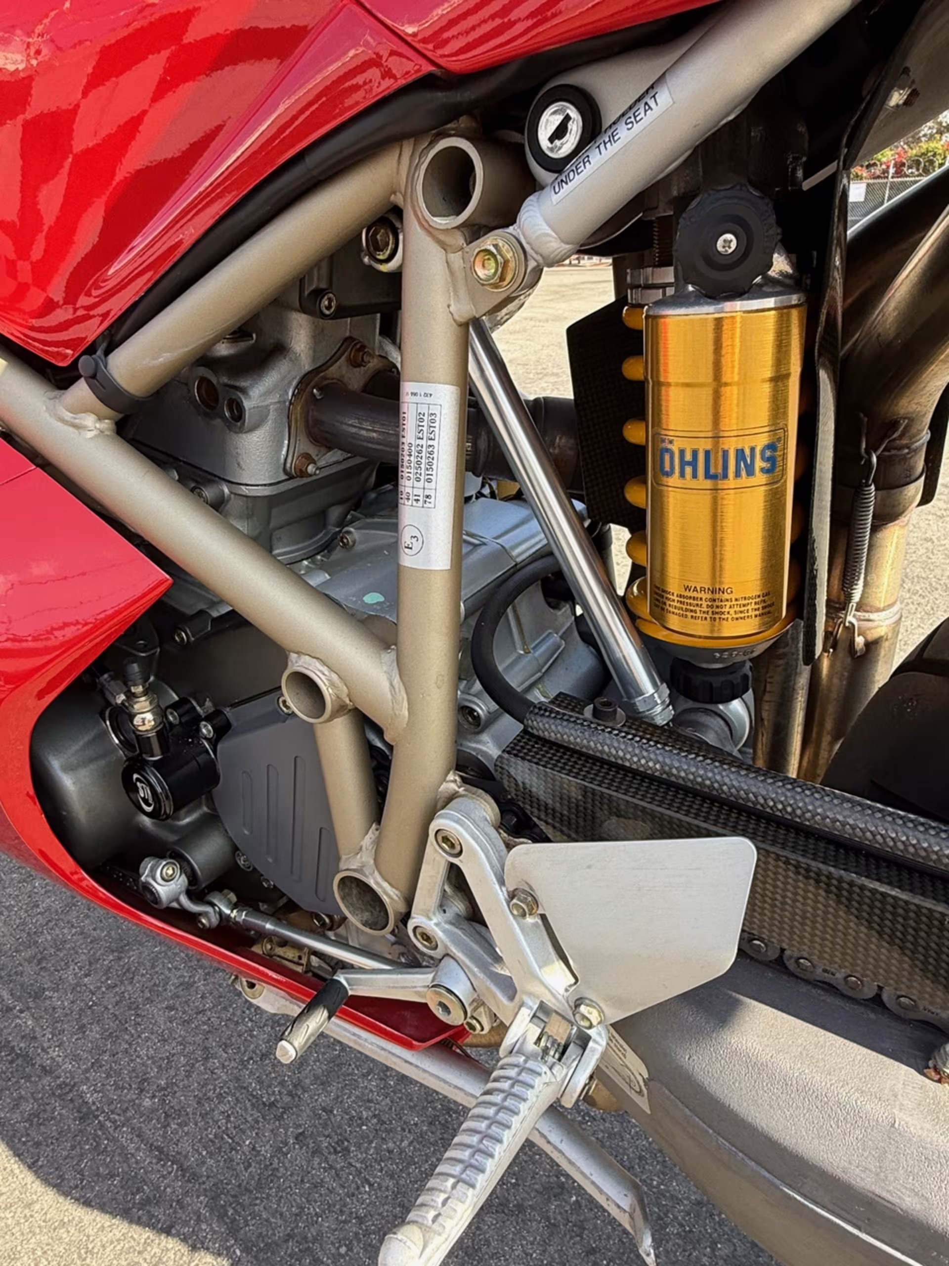 Détails amortisseur Öhlins de la Ducati 916 vue de côté