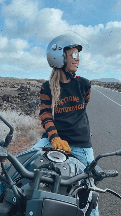 Sophie Molesti sur une moto