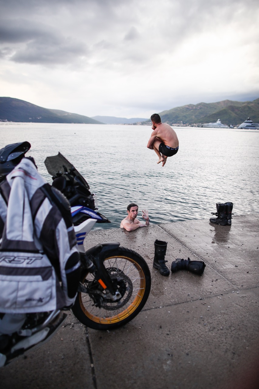 Guillaume qui saute dans un Lac