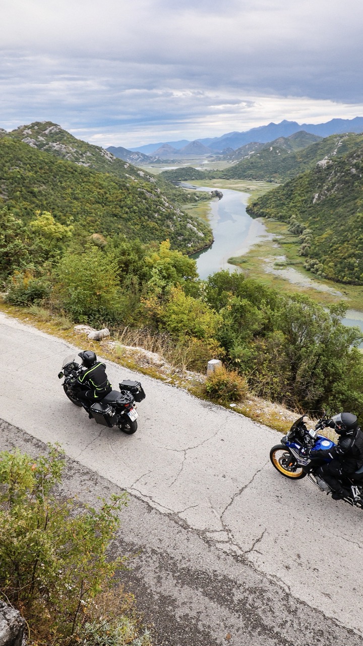 Motos sur une route avec un paysage en fond