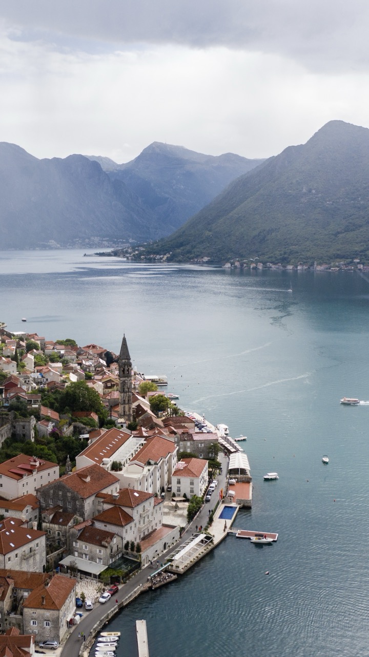 Paysage, ville au bord d'un lac
