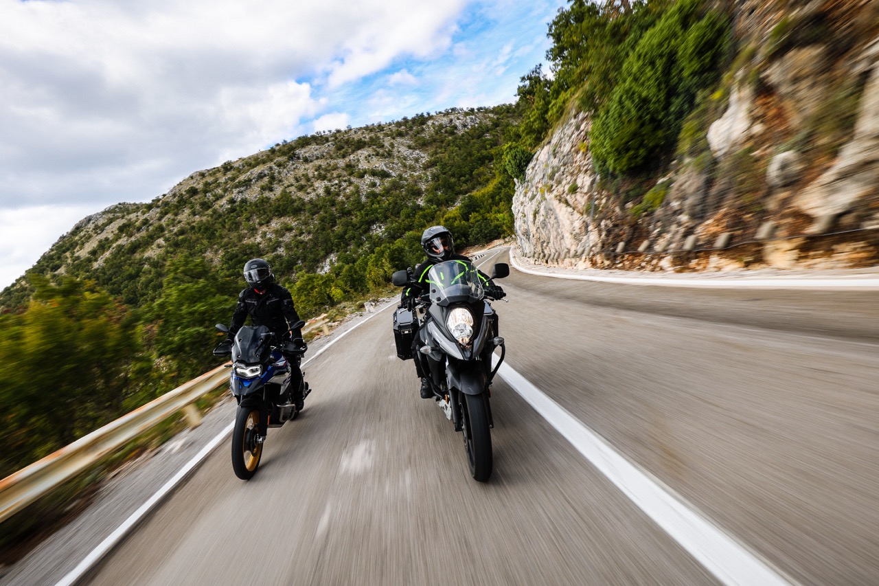 Deux motos qui roule vue de face