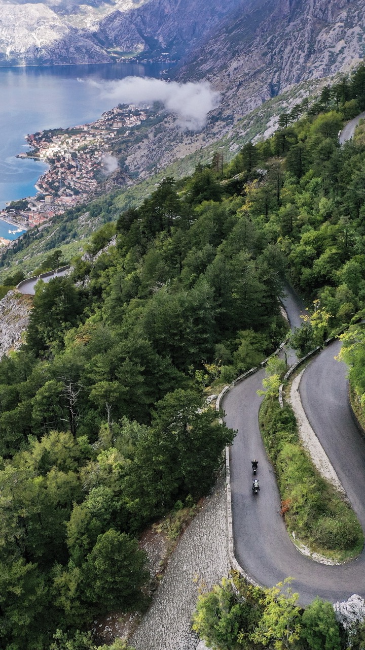 Paysage avec route sinueuse et lac en fond