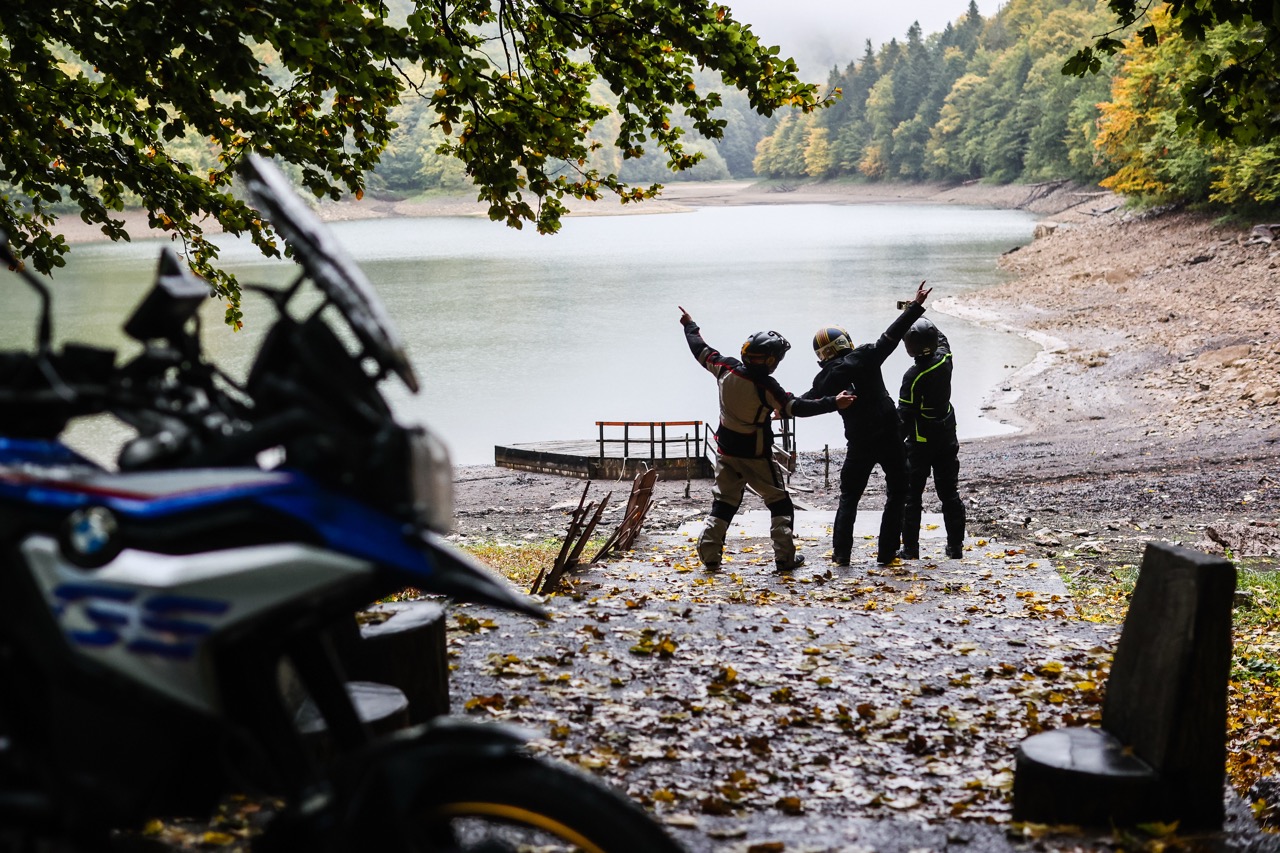 Groupe de trois motard en pause et heureux
