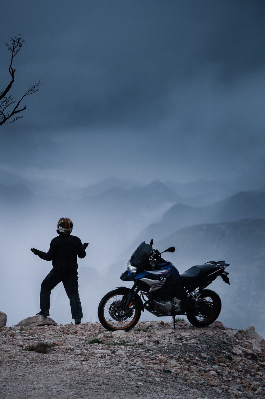 Guillaume et sa moto avec un ciel orageux