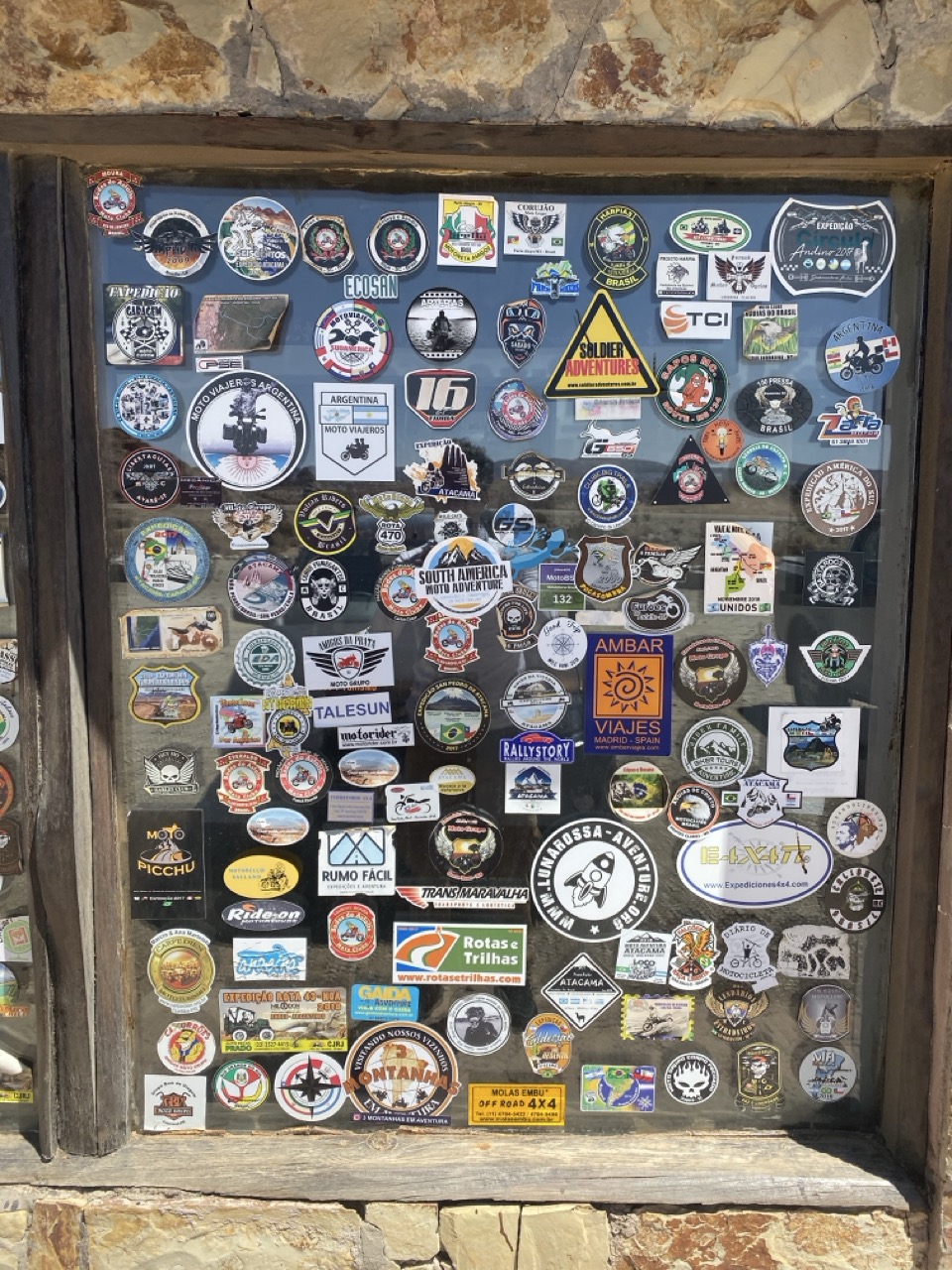 Fenêtre avec plein d'autocollants