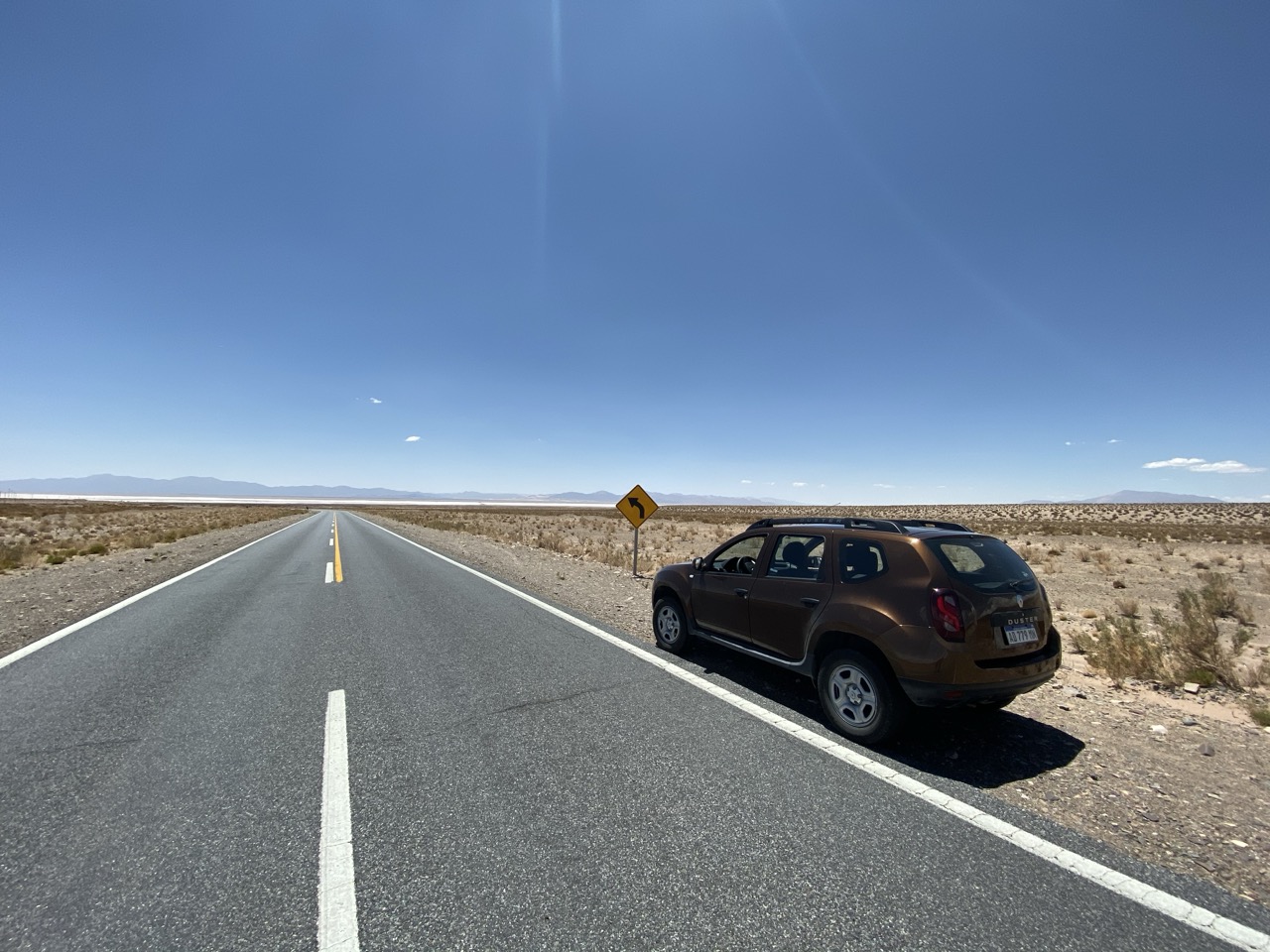 Voiture sur le bord d'une route