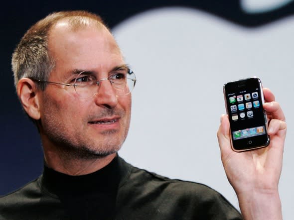 Steve jobs qui présente le premier iphone