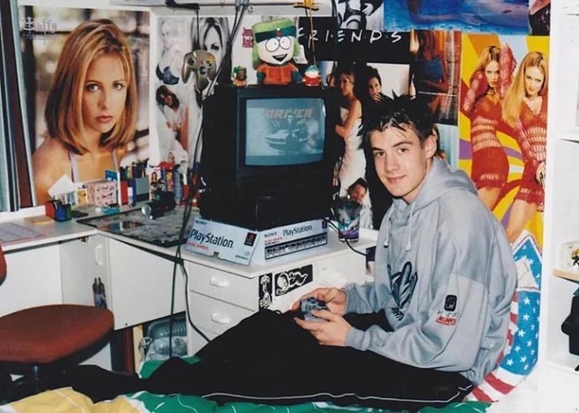 Chambre ado des années 2000 avec vieil ordinateur