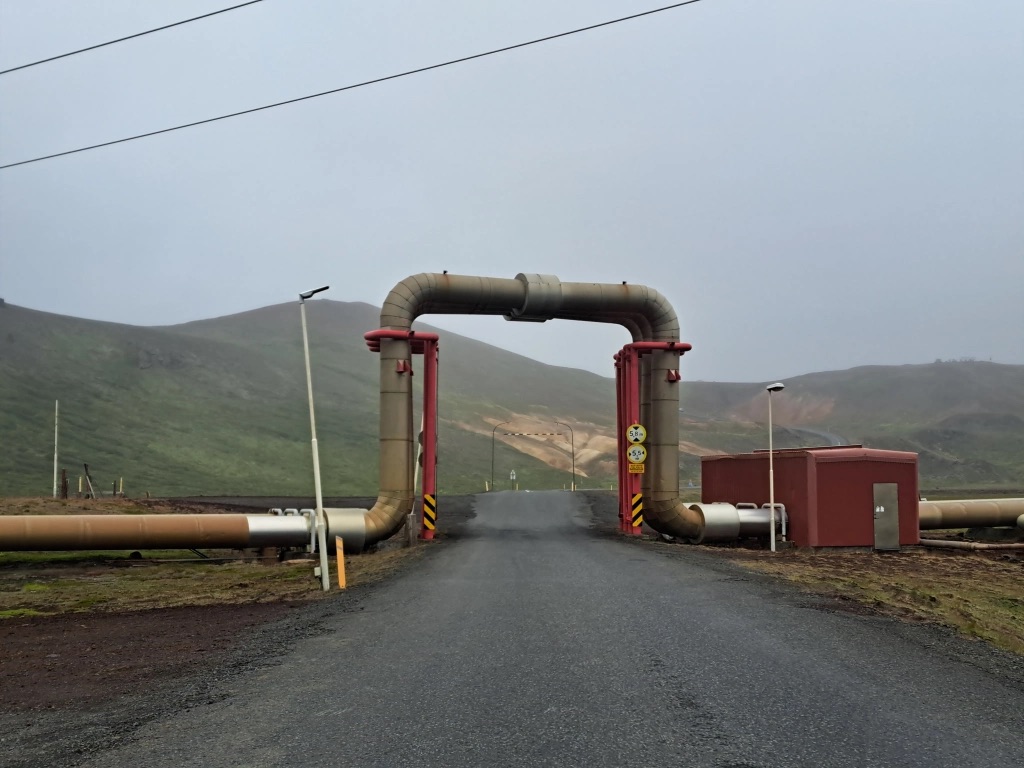 Paysage avec un tuyau créant une arche